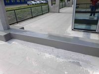 betonnen balken die na het betonstorten niet zo mooi zijn geworden geschuurd en voorzien van een gewapend Triflex Profloor systeem te Amsterdam zuidoost 6
