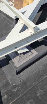 inwerken details (voetplaten staalconstructie)met triflex primer 610 en triflex profibre Egmond aan Zee 2